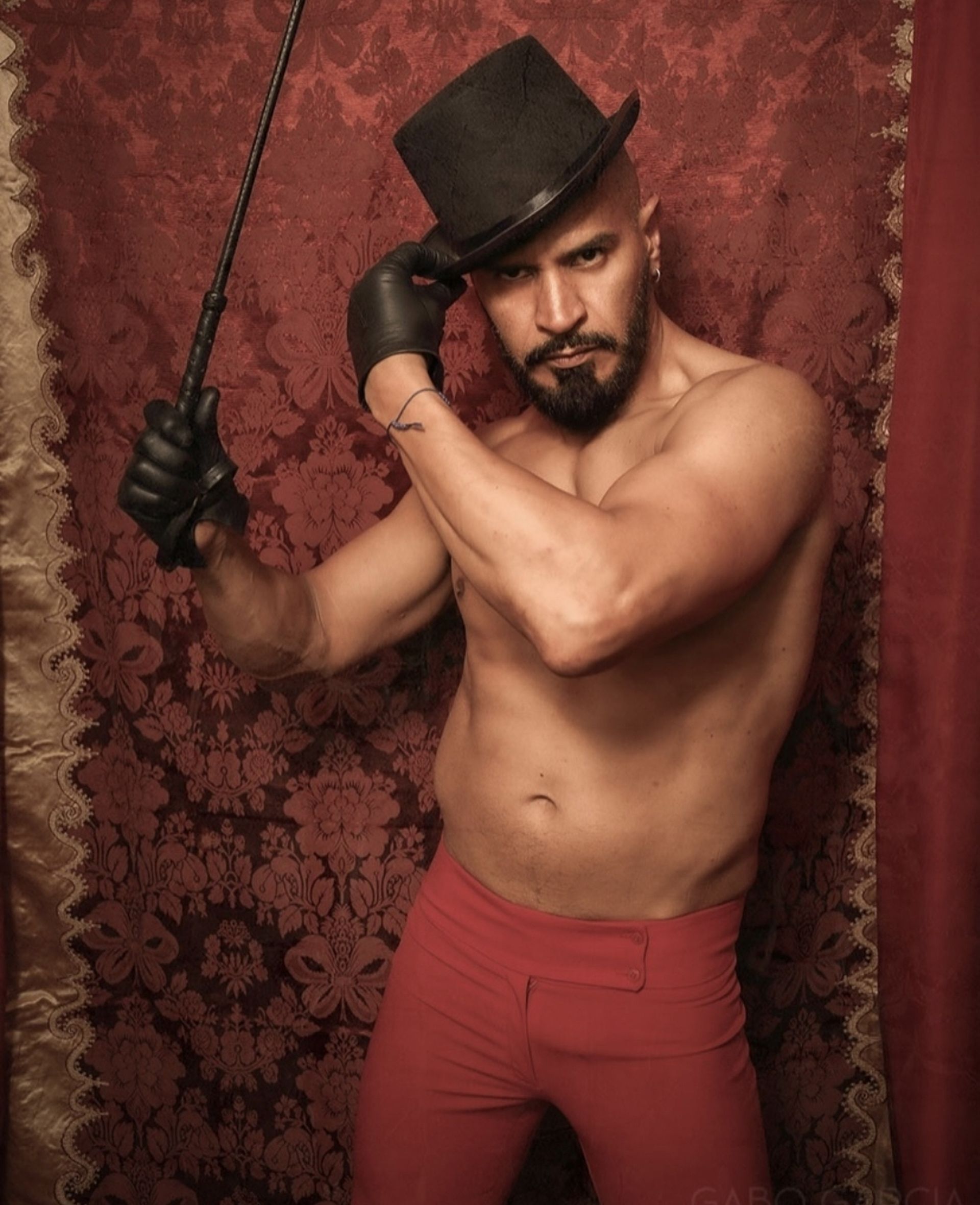 Argentinian gay porn performer Irvin Molletones